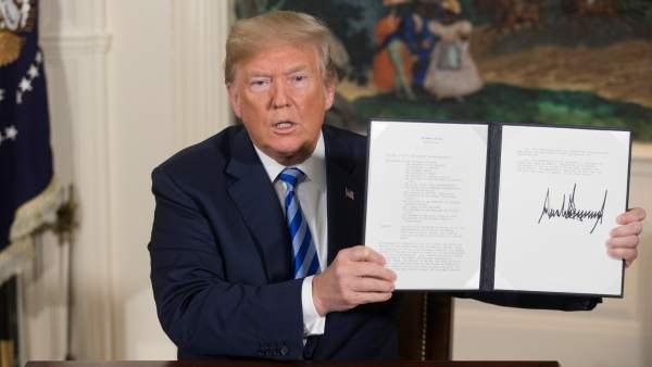 Donald Trump firma su salida del acuerdo