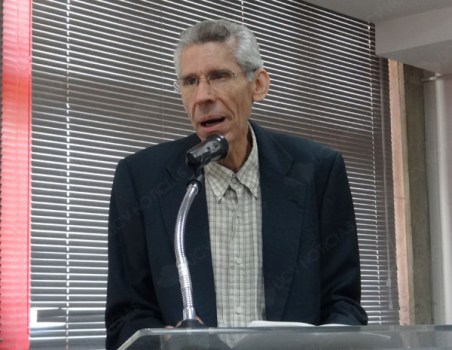 Profesor Carlos Peña, director del Instituto de Investigaciones Económicas y Sociales UCV. Cortesía de Dirección de Información y Comunicaciones UCV.