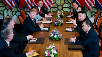 El presidente Trump y el líder norcoreano, Kim Jong-un, en Hanoi, Vietnam
