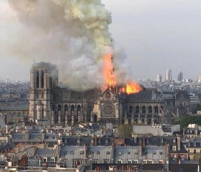 Vista del incendio en la Catedral de Notre Dame