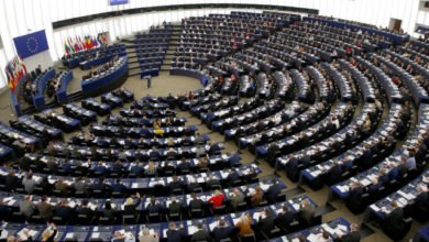 Miembros del Parlamento Europeo votan en una sesión en Estrasburgo, Francia