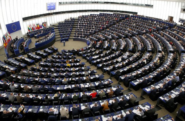 Miembros del Parlamento Europeo votan en una sesión en Estrasburgo, Francia