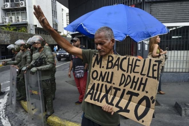 Manifestantes a la espera de Michelle Bachelet