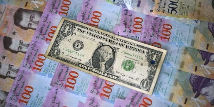 El dólar desplaza al bolívar en la economía venezolana