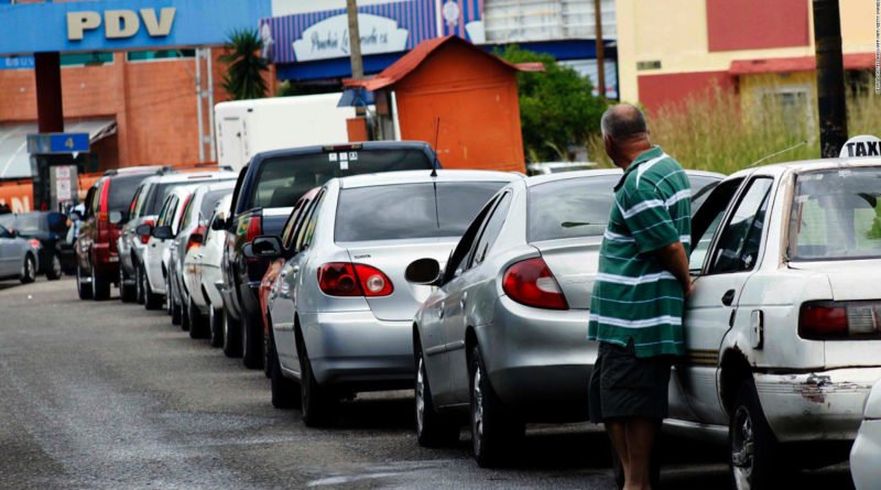 Las largas colas para surtir la gasolina en Venezuela