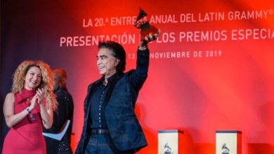 "El Puma" José Luis Rodríguez recibe el premio a la Excelencia Musical del Latin Grammy.
