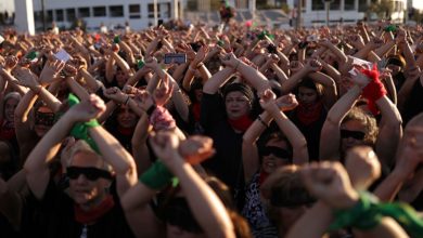 Las activistas por los derechos de las mujeres y las personas levantan la mano durante una protesta contra la violencia contra las mujeres y contra el gobierno de Chile en Santiago, Chile [Pablo Sanhueza / Reuters]