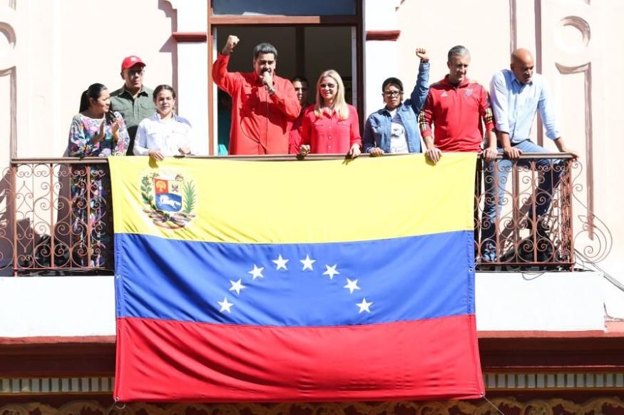 Maduro y su comitiva en el balcón del pueblo en Miraflores