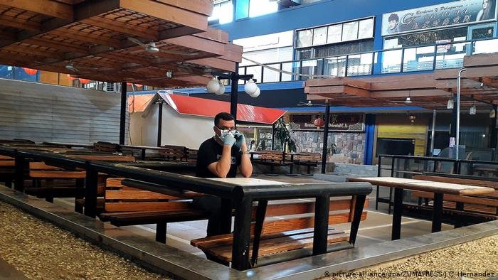 Los locales comerciales permanecen cerrados y los centros comerciales están vacíos