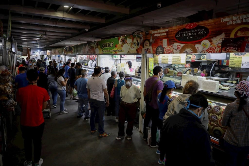 Este aumento aumento récord del dólar, sobrepasando la barrera del millón de bolívares, ha generado incertidumbre en la población venezolana