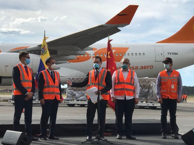 El canciller Arreaza recibe ayuda humanitaria de China