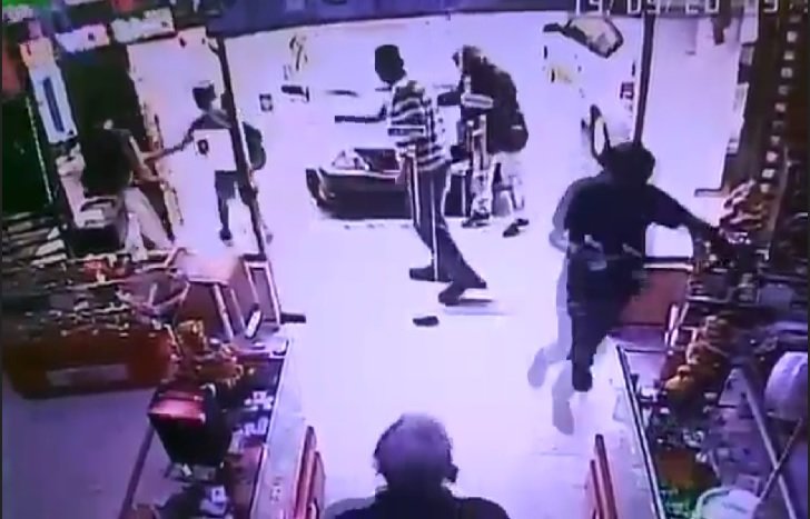 Captura del video en momentos previos a la detonación de la granada fragmentaria