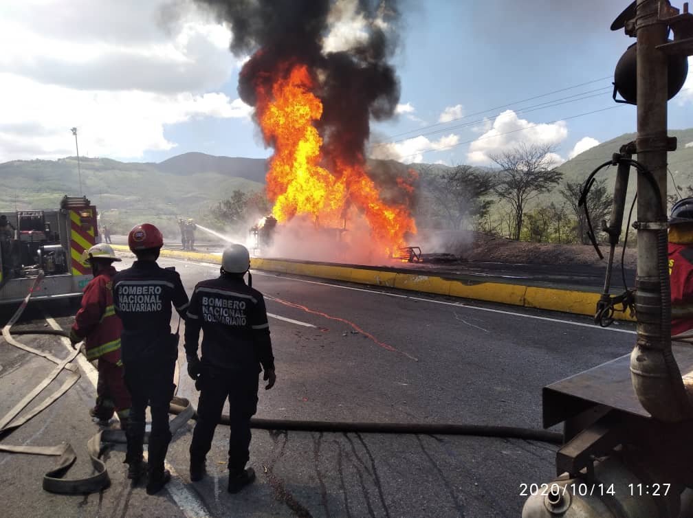 Gandola Incendiada en carretera Caracas La Guaira