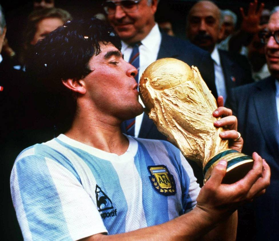 Maradona alza la copa del mundial de Fútbol México 86