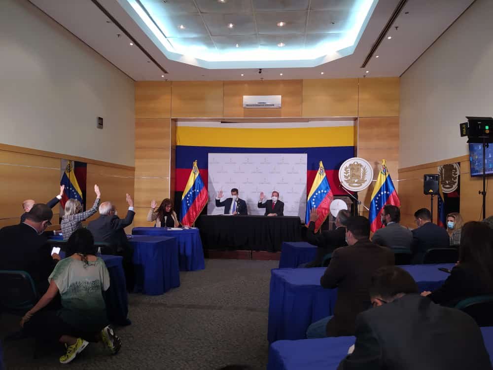 La instalación de la asamblea nacional opositora fue realizada fiera del palacio legislativo y contó con la asistencia remota via zoom de la mayoría de los parlamentarios, completando así la instalación de las dos asambleas nacionales 