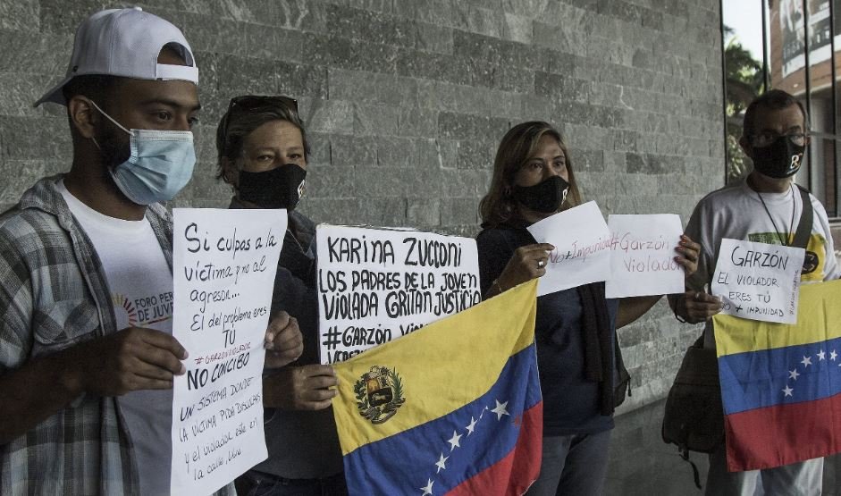 La embajada Argentina en Caracas fue el escenario de la protesta a favor de los derechos de una joven abusada sexualmente en el país austral