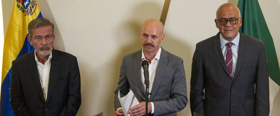 Gerardo Blyde, el noruego Dag Nylander y Jorge Rodríguez, en Ciudad de México, 27 de septiembre de 2021 Claudio Cruz / AFP