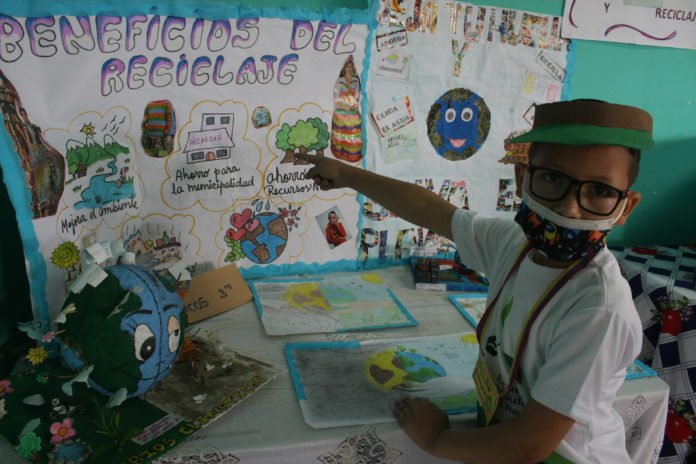 Las escuelas educan a los estudiantes sobre el reciclaje de basura
