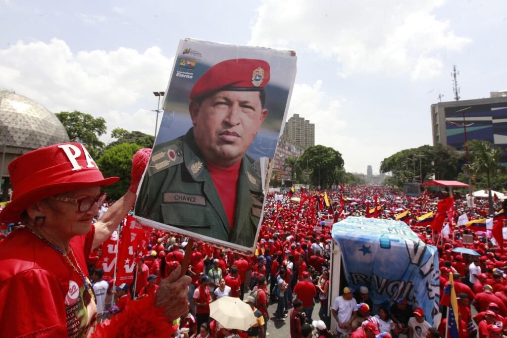 El uso de la imagen de Chávez tiene varias funciones. En primer lugar, sirve para mantener viva su memoria y su legado. En segundo lugar, es una forma de reforzar la identidad chavista y el apoyo al gobierno. En tercer lugar, es una herramienta de propaganda política.