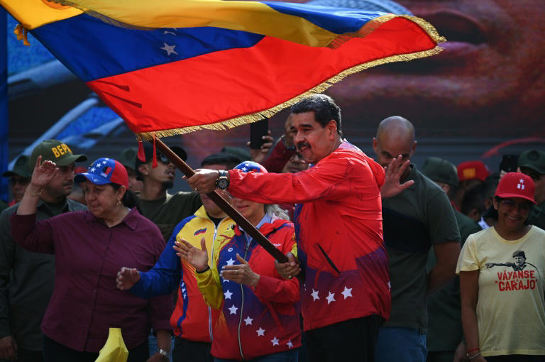 Para el oficialismo, la bandera es un estandarte de nacionalismo y bolivarianismo. Es la promesa de un futuro mejor, la lucha por la justicia social y la defensa de la soberanía.