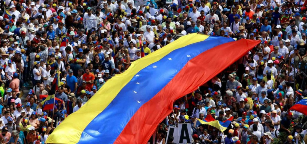 En este país polarizado, el estandarte tricolor representa mucho más que una simple tela ondeando al viento. Es un emblema cargado de historia, significados y contradicciones.